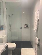 Chic, Spacious Apartment in Iconic Art Deco Building, Potts Point