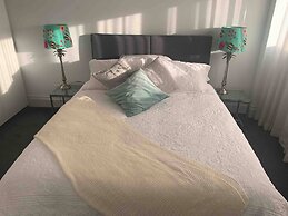 Chic, Spacious Apartment in Iconic Art Deco Building, Potts Point