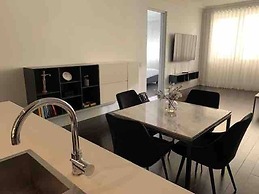 Chic, Spacious Apartment in Iconic Art Deco Building, Potts Point