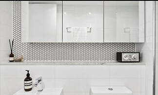 Chic, Spacious Apartment in Iconic Art Deco Building, Potts Point