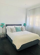 Chic, Spacious Apartment in Iconic Art Deco Building, Potts Point