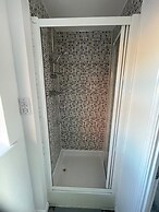 3-bed-sleeps 5 With Garden and Parking