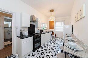 Free Parking Sleeps 2 Central Location