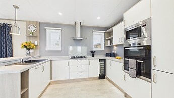 Puffin Lodge - 2 Bedroom Lodge - Wisemans Bridge