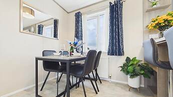 Puffin Lodge - 2 Bedroom Lodge - Wisemans Bridge