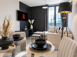 Modern City Centre Apt With Balcony & Free Parking