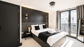 Modern City Centre Apt With Balcony & Free Parking