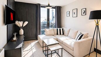 Modern City Centre Apt With Balcony & Free Parking