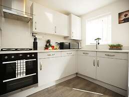 Spacious 4BR Contractor Family Home Parking