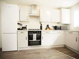 Spacious 4BR Contractor Family Home Parking