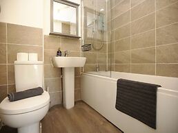 Spacious 4BR Contractor Family Home Parking