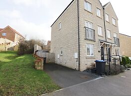 Spacious 4BR Contractor Family Home Parking