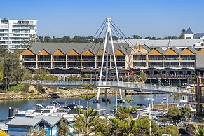 Coastal Studio City & Ocean Views, Walk to Beach