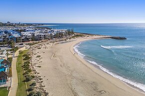 Coastal Studio City & Ocean Views, Walk to Beach