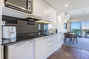 Coastal Studio City & Ocean Views, Walk to Beach