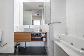 Coastal Studio City & Ocean Views, Walk to Beach