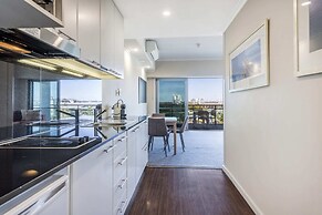 Coastal Studio City & Ocean Views, Walk to Beach