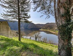 Spacious Landscape Stay for 4 by the Lake