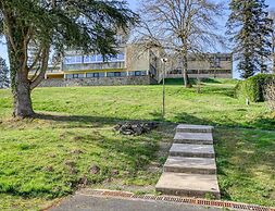 Spacious Landscape Stay for 4 by the Lake