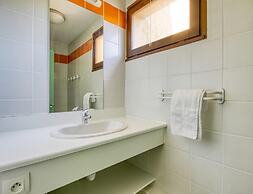 Spacious Landscape Stay for 4 by the Lake