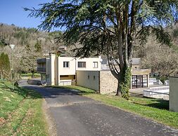 Spacious Landscape Stay for 4 by the Lake