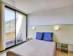 Spacious Landscape Stay for 4 by the Lake