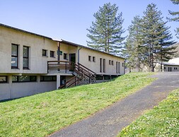 Spacious Landscape Stay for 4 by the Lake