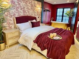 2 Boutique Apts Parisian Gold Bath BHM