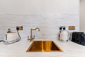 2 Boutique Apts Parisian Gold Bath BHM