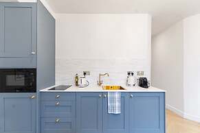 2 Boutique Apts Parisian Gold Bath BHM