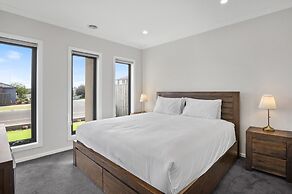 Garden Retreat 4-bed House in Tarneit