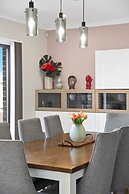 Garden Retreat 4-bed House in Tarneit