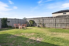 Garden Retreat 4-bed House in Tarneit