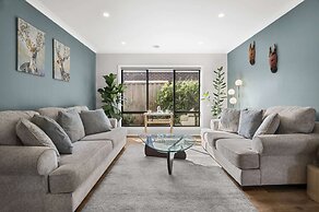 Garden Retreat 4-bed House in Tarneit