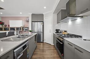 Garden Retreat 4-bed House in Tarneit
