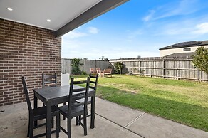 Garden Retreat 4-bed House in Tarneit