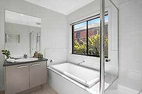 Garden Retreat 4-bed House in Tarneit