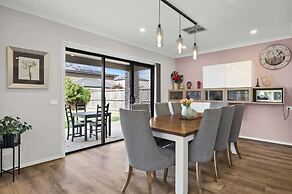 Garden Retreat 4-bed House in Tarneit