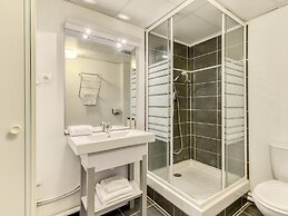 Chic Coastal Pool View Apartment for 6