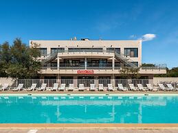 Chic Coastal Pool View Apartment for 6