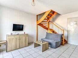 Chic Coastal Pool View Apartment for 6