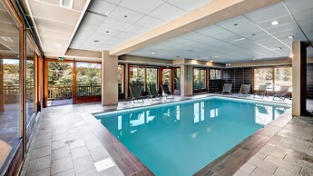 Couple Getaway With Mountain View
