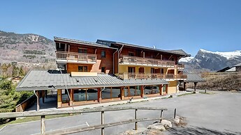Couple Getaway With Mountain View