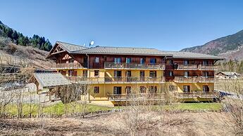 Couple Getaway With Mountain View