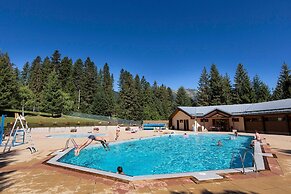 Spacious Doucy Stay With Mountain Views