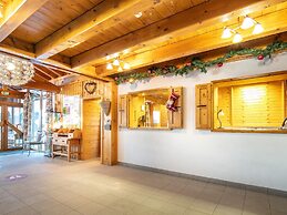 Spacious Doucy Stay With Mountain Views