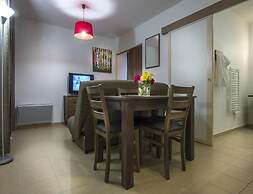Noir Holiday Apartment for 4