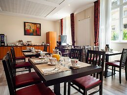 Brittany Flat With Outdoor Pool