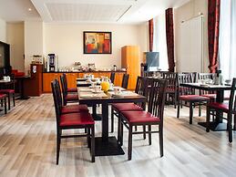 Brittany Flat With Outdoor Pool