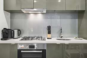 Elevated 1-bed Retreat Near Crown